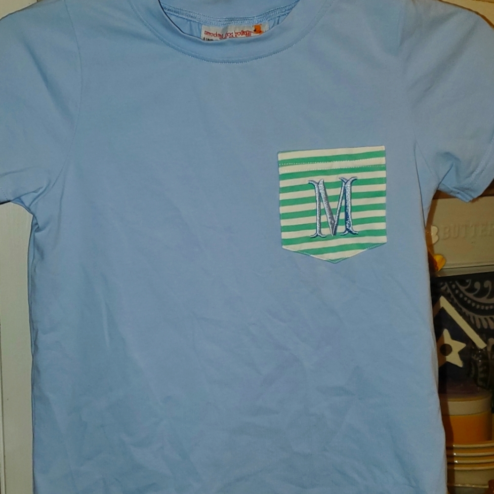 Smocking dog boutique letter M shirt
